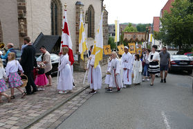 Fronleichnamsprozession durch die Straßen von Naumburg (Foto: Karl-Franz Thiede)